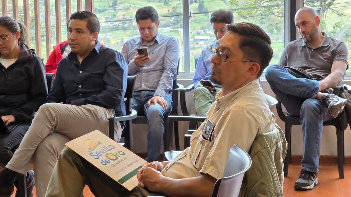 quintanilla_ale's tweet photo. Junto a los alcaldes de #Guachapala, #ElPan y #SevillaDeOro planificamos acciones conjuntas en #vialidad, turismo y producción para impulsar el desarrollo de los cantones. 

¡Trabajando en equipo llegamos más lejos! 🤝🚜

​#AzuayPrefectura #ElAzuaySigue https://t.co/2ajasdcEej
