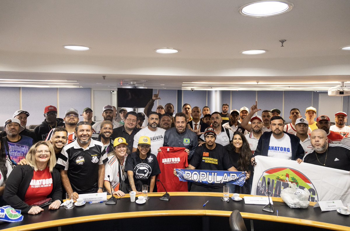 GuilhermeBoulos's tweet photo. Reunimos hoje com presidentes e diretores de várias das principais torcidas organizadas do país para ouvir suas demandas e construir caminhos em defesa dos direitos dos torcedores. Rivais nas arquibancadas, juntos em defesa do Brasil! https://t.co/GJRRXpbdgc