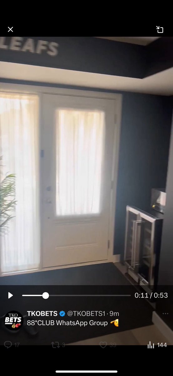 tkobetsexposed's tweet photo. @nhlsniffs @jteggspicks @JosephDeLe89529 @trackerthetruth @SmartMoneyFade @SMSports34 Tko rents a tiny townhouse outside of Toronto. He does not have 700,000 in his bank I can guarantee that

Do I need to post the pics again or his house and how small it it?

Ok I will 

Xmas tree blocks the tv
Fridge and front door can’t open at the same time 😂😂
Tiny tiny house https://t.co/jfknkFc61i