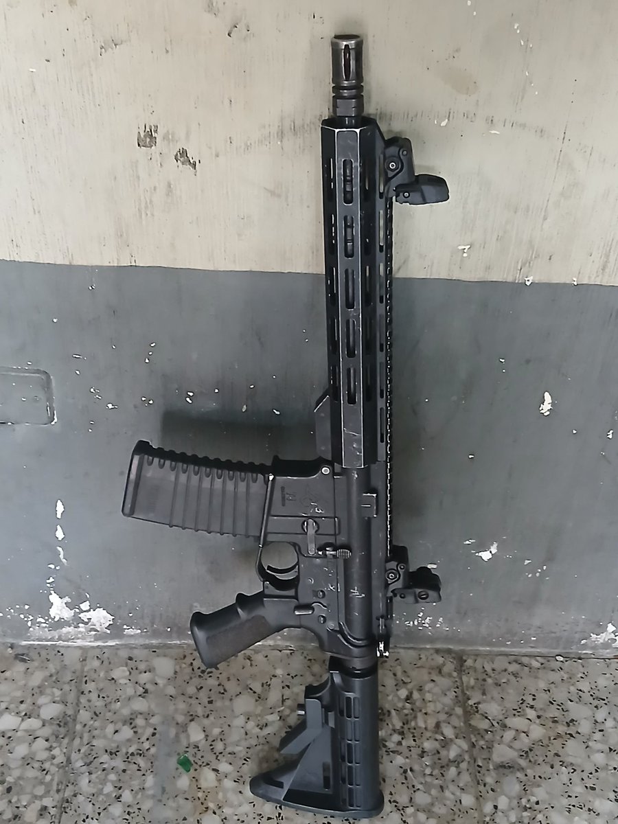 sebastiansiero's tweet photo. 🚨🚨 Detenido portando una carabina con reporte de robo

Agentes de nuestra Policía Élite Jaguares y PNC persiguieron a un presunto delincuente por un área boscosa de zona 1, mientras intentaba escapar, logrando su captura. https://t.co/FdVJEwDvli