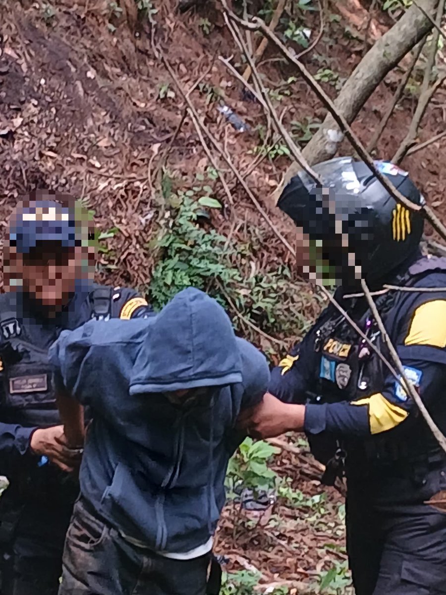 sebastiansiero's tweet photo. 🚨🚨 Detenido portando una carabina con reporte de robo

Agentes de nuestra Policía Élite Jaguares y PNC persiguieron a un presunto delincuente por un área boscosa de zona 1, mientras intentaba escapar, logrando su captura. https://t.co/FdVJEwDvli