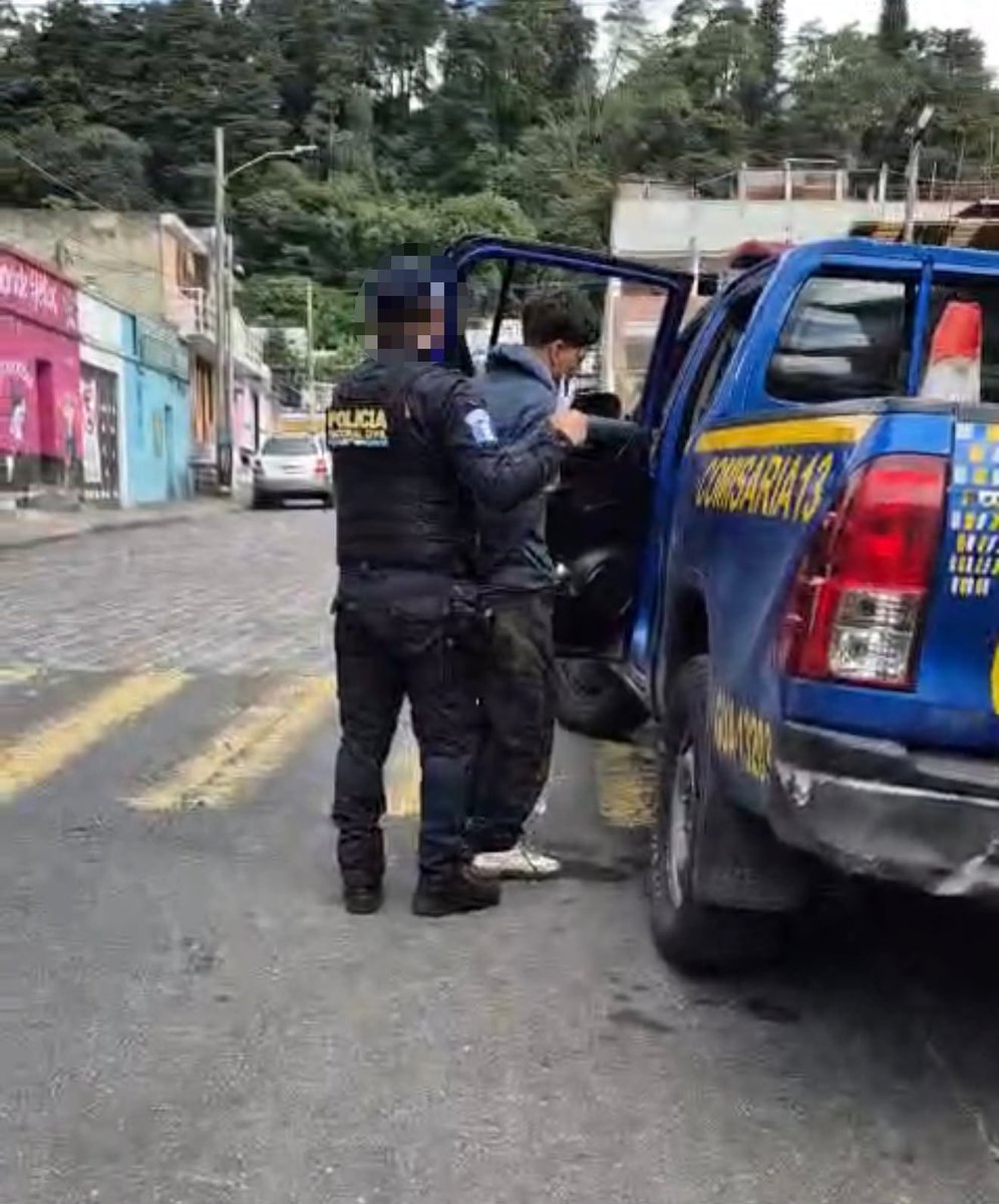 sebastiansiero's tweet photo. 🚨🚨 Detenido portando una carabina con reporte de robo

Agentes de nuestra Policía Élite Jaguares y PNC persiguieron a un presunto delincuente por un área boscosa de zona 1, mientras intentaba escapar, logrando su captura. https://t.co/FdVJEwDvli