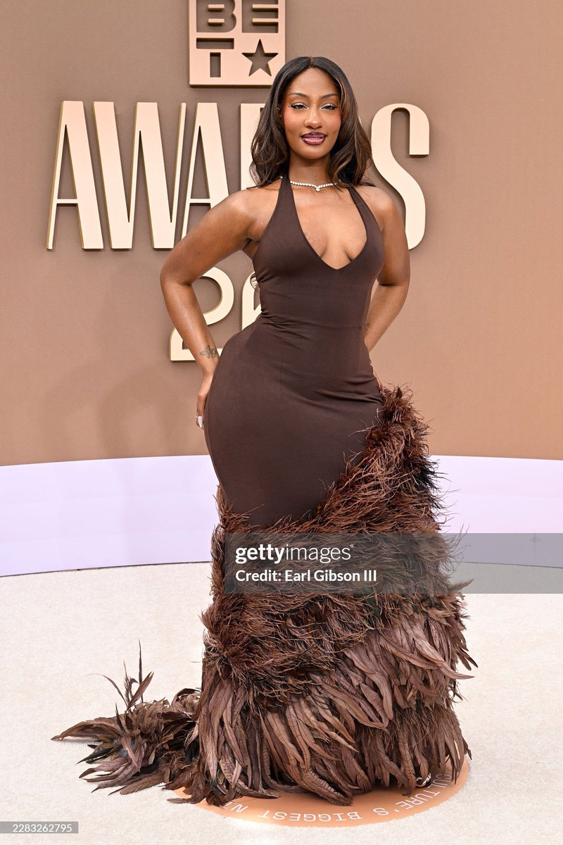 temspov's tweet photo. This is how you stun on the red carpet✨ https://t.co/LeNMh9Tf8I