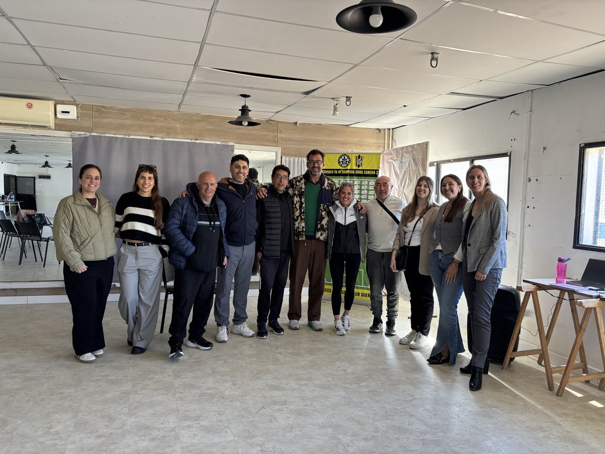 AndyCristina07's tweet photo. CLUBES EN RED en #Chubut ✅

El viernes 16 de octubre realizamos la Jornada Clubes en Red junto a @DALLAFONTANA en el Club Atlético Rada Tilly y en la CAI.

Se habló de las situaciones a tener en cuenta respecto a la salud mental en niños, adolescentes y adultos, sobre prevención, abordaje y acompañamiento, dando una especial perspectiva a los ámbitos deportivos.

Agradezco a Matías y a los clubes por participar de esta propuesta, a cada persona que se sumó a la actividad, a los entrenadores, jugadores y dirigentes por su interés y predisposición para contar con herramientas para contener a los chicos en estas situaciones. 

También agradezco al gobernador @nachotorresch por su tiempo e interés para hablar de esta propuesta y sobre los ejes en el abordaje de esta problemática, especialmente importante para brindarle herramientas de prevención a los niños y adolescentes. 

¡A seguir! 🙌🏻

#ClubesEnRed #Comodoro #RadaTilly #SaludMental