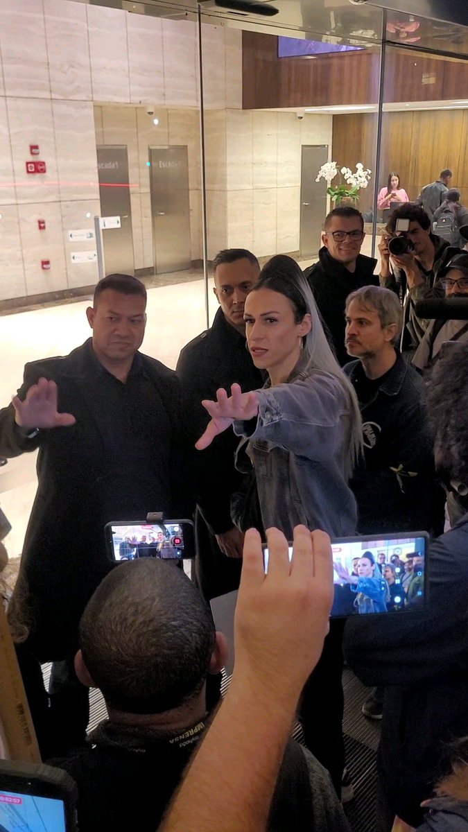 ctrlzorg's tweet photo. Esse foi o momento em que entregamos a notificação extrajudicial encaminhada a Conrado Leister, country manager da Meta no Brasil. https://t.co/ww8PNG1qby