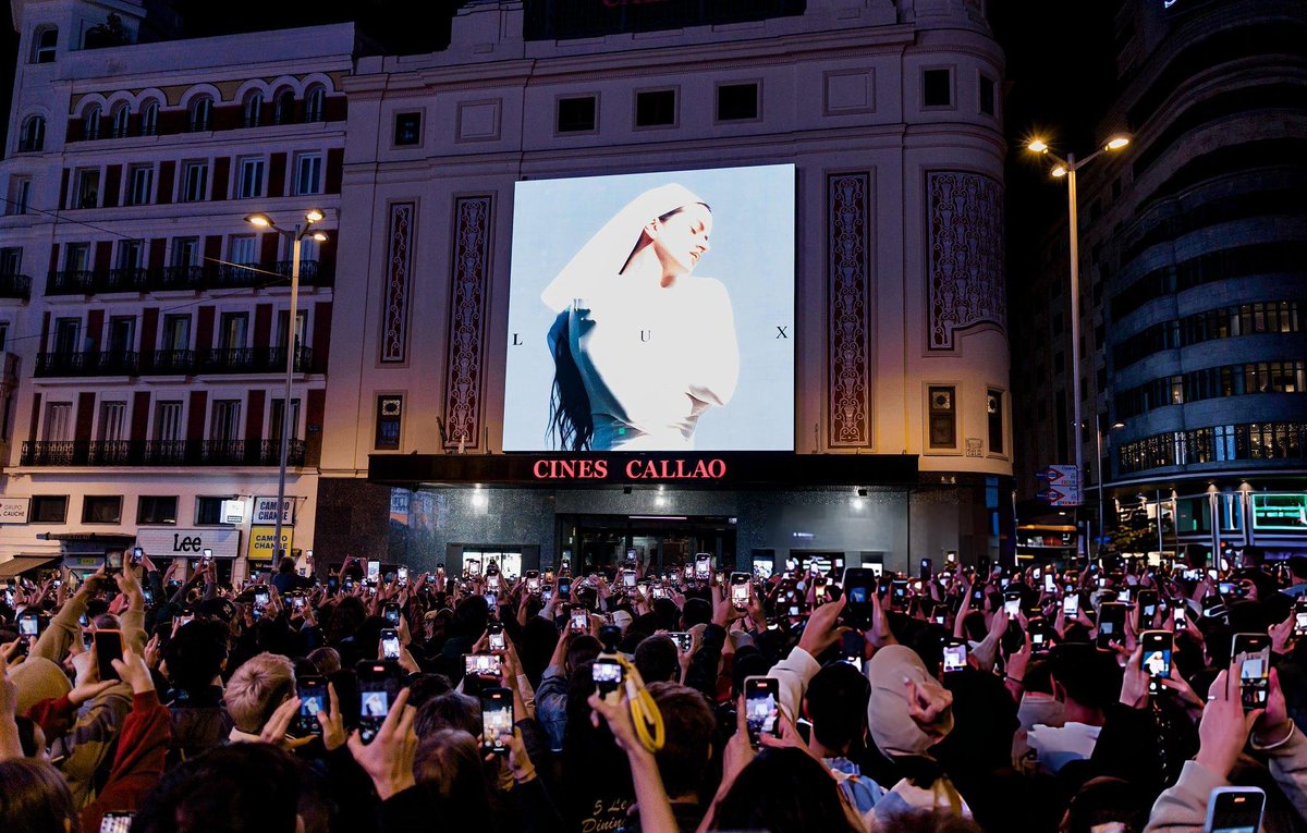 lookrosalia's tweet photo. Hoy, hace un año, ROSALÍA compartió la portada y anunció su álbum LUX en las calles de Callao, Madrid. https://t.co/OUXkHZ42uH