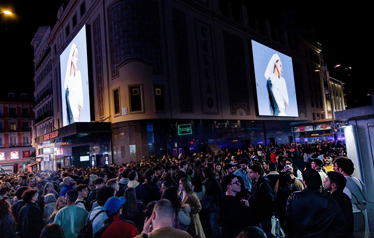 lookrosalia's tweet photo. Hoy, hace un año, ROSALÍA compartió la portada y anunció su álbum LUX en las calles de Callao, Madrid. https://t.co/OUXkHZ42uH