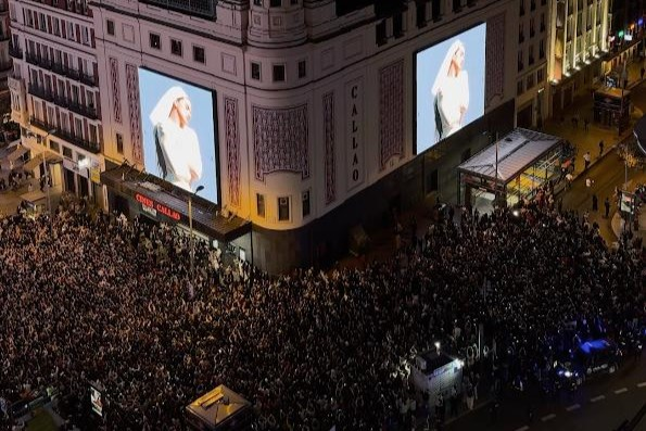 lookrosalia's tweet photo. Hoy, hace un año, ROSALÍA compartió la portada y anunció su álbum LUX en las calles de Callao, Madrid. https://t.co/OUXkHZ42uH