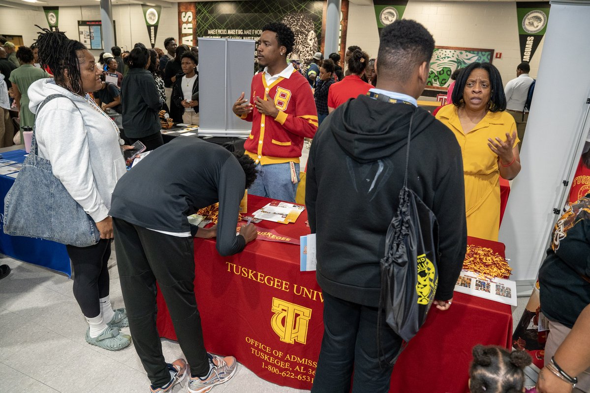 pgcps's tweet photo. College Fair Season is in full swing across PGCPS! 🎓✨🏛️

Scholars are connecting with college reps, exploring new academic pathways, and taking big steps toward their future. Keep asking questions, gathering resources, and reaching high! 🌟📚

#PGCPSProud #ForwardTogether https://t.co/g8A7zovkSF