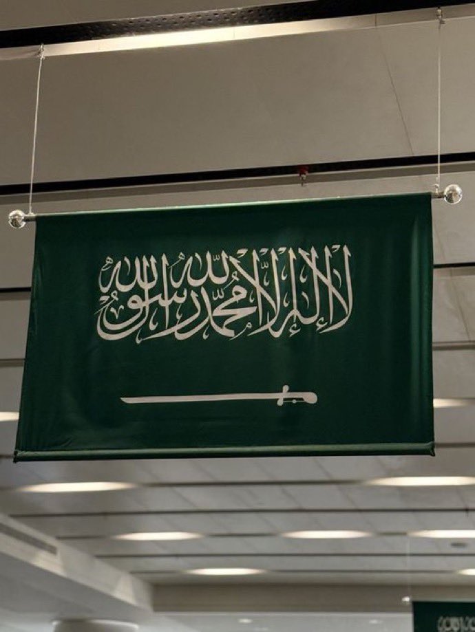 albarjas_m's tweet photo. الراس مرفــــــــوع ...... والرايـــه سعوديــــــه 🇸🇦 https://t.co/FFR4bsMjhd