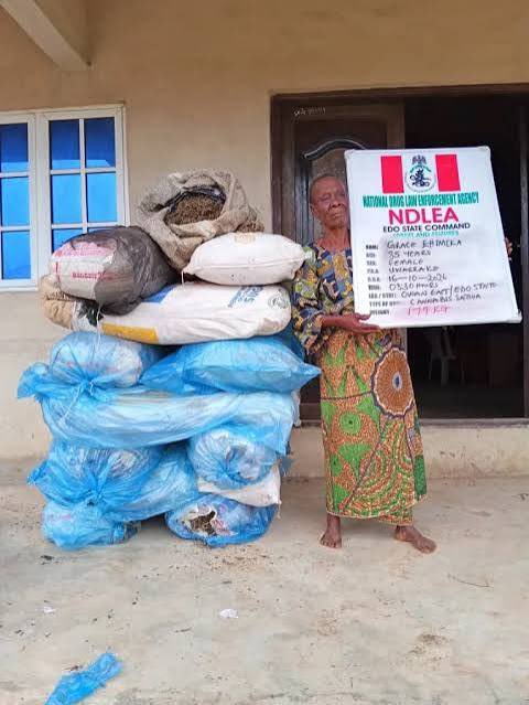 instablog9ja's tweet photo. “If you give me another chance, I will never sell it again” — 85-year-old grandmother pleads after NDLEA arrests her with 15 bags of c@nnabis in Edo State https://t.co/U1sBMf6AiD