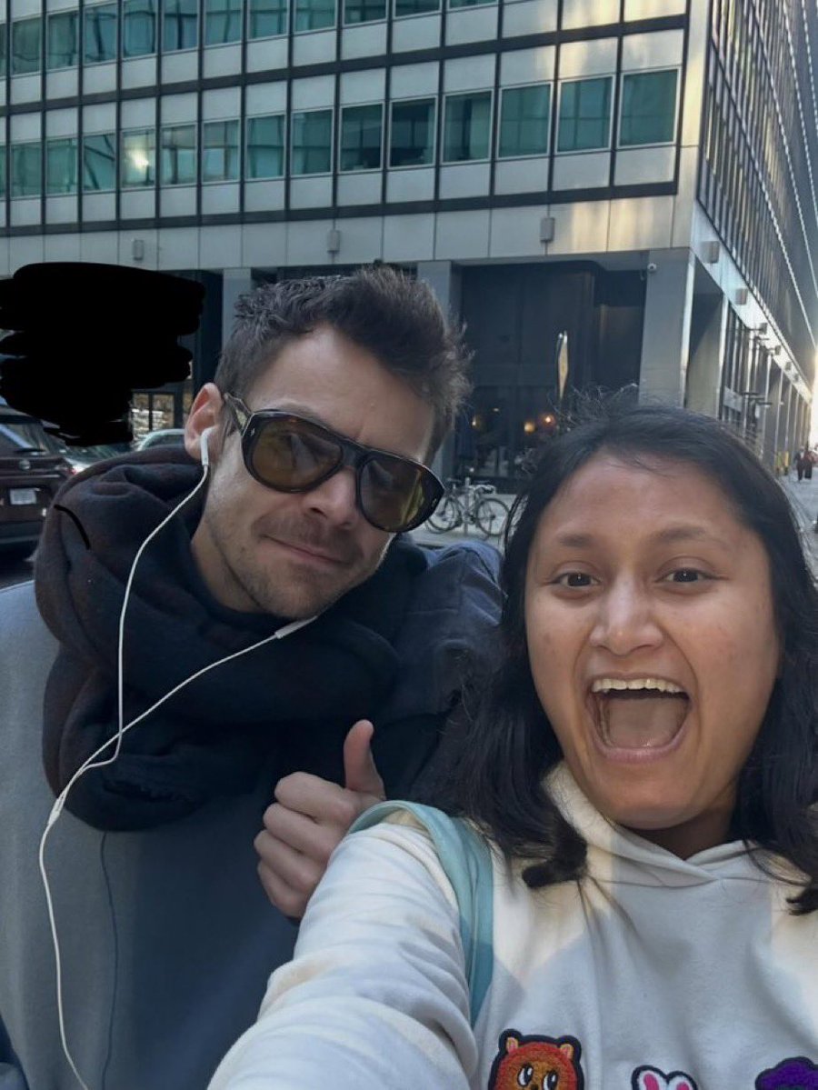 LTHSflorals's tweet photo. 💋| Harry Styles with a fan today in New York! 19/10
    © krishma.7 https://t.co/oYnsEz1ZUa