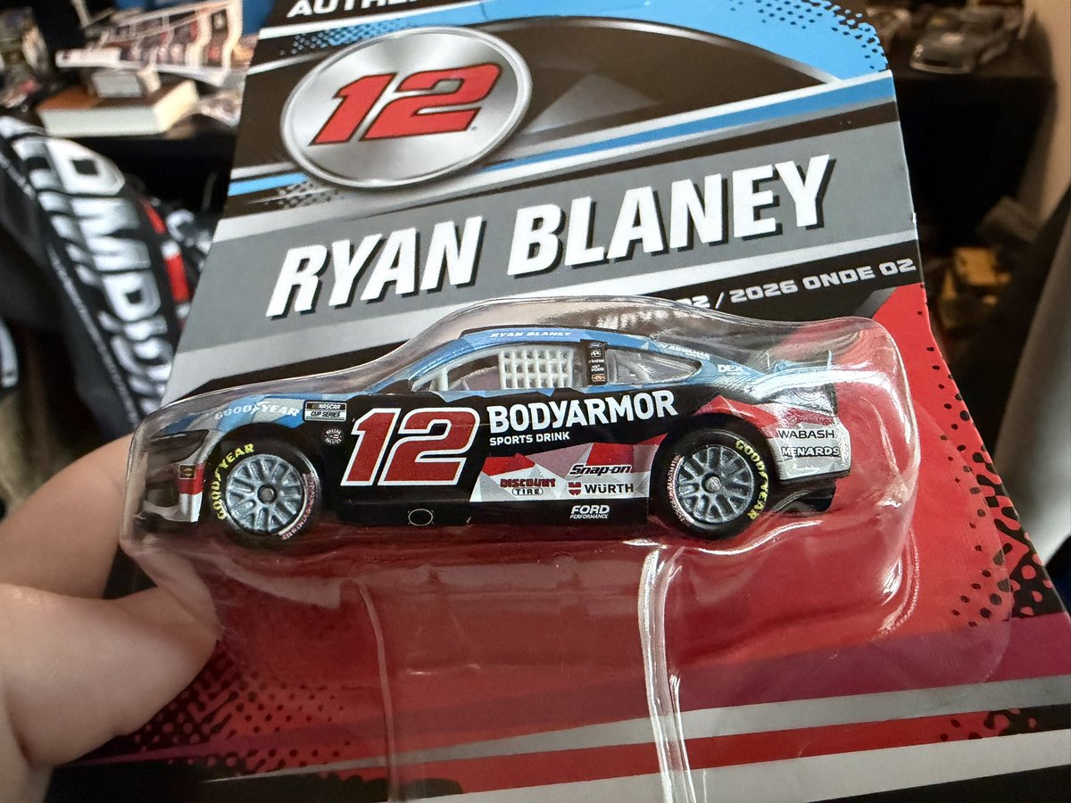 rileym__92's tweet photo. @RoGoRacing_ Yes, they did.
I can confirm.

Just came home from Walmart actually with a Blaney Wave 2 re-release on the EL mold.
It has the correct patriotic tires, the rims are colored and it’s also got double shark fins.

Pretty sure they did this with all the waves. https://t.co/dcDUAesqFy