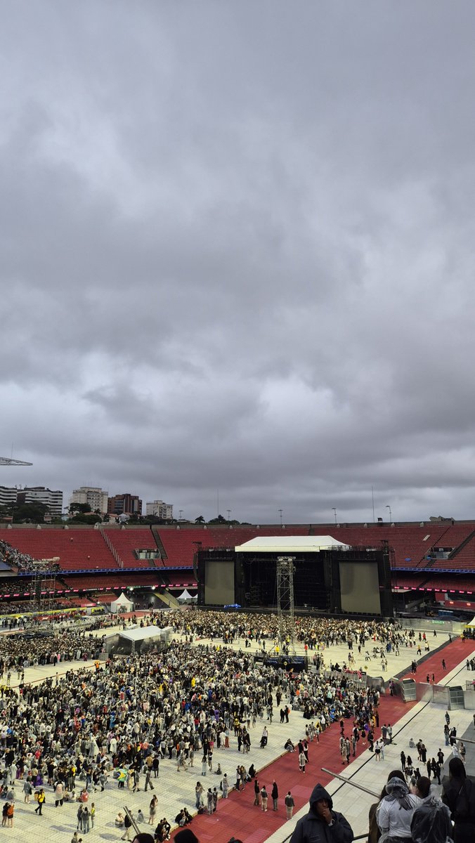 shoseokz's tweet photo. Agora fotos reais SEM ZOOM da arquibancada
Todas as vezes que fui fiquei do meio pra cima e não era nem lateral 
Parem de fazer terrorismo com foto 0.5x pelo amor de deus, o palco vai estar NO MEIO https://t.co/NX24Ye6w0x
