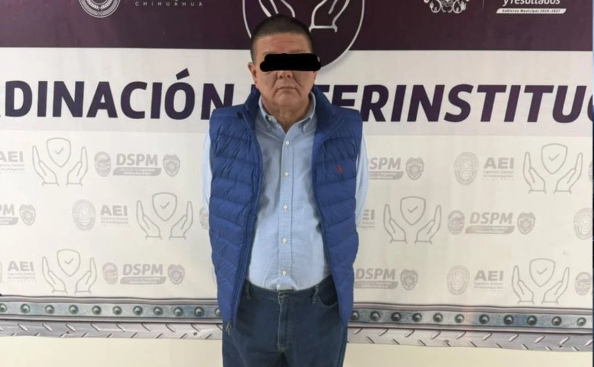 marcelcarrillog's tweet photo. El exfiscal de Chihuahua está detenido, acusado de traición a la patria por haber desmantelado un narcolaboratorio. Rocha Moya sigue libre e Inzunza hasta ostenta una curul en el Senado después de haber sido acusados de ser narcotraficantes.

Nomás para que saquen cuentas de qué lado está el gobierno. Se las paso al costo.