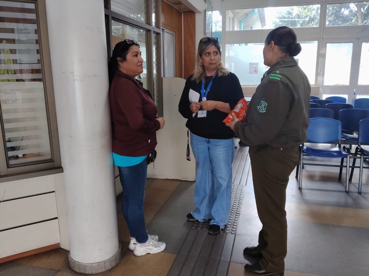 CarabBioBio's tweet photo. En la conmemoración del día de la prevención del cáncer de mama, Carabineros de la 2ª Comisaría #Talcahuano regalan un presente a las personas y personal de salud de los Cesfam, reconociendo su entrega y haciendo un llamado conjunto a realizar autoexploración y chequeo de salud https://t.co/GtDk0TYkB6