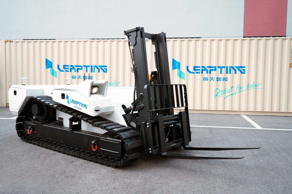 pvmagazineoz's tweet photo. Leapting launches autonomous forklift for solar module transport: The Chinese robotics manufacturer has introduced an autonomous tracked forklift capable of transporting solar module pallets weighing up to 3,000 kg. The… dlvr.​it/TVzX36 #BatteryStorage #Australia #PVProjects https://t.co/svwait8sIZ