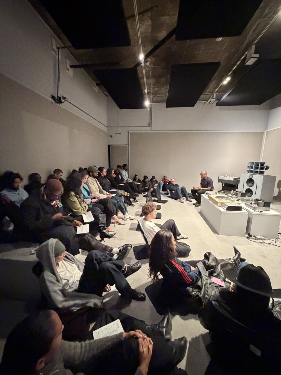IDK's tweet photo. London album listening session ♡ https://t.co/uyUkLrEbbr