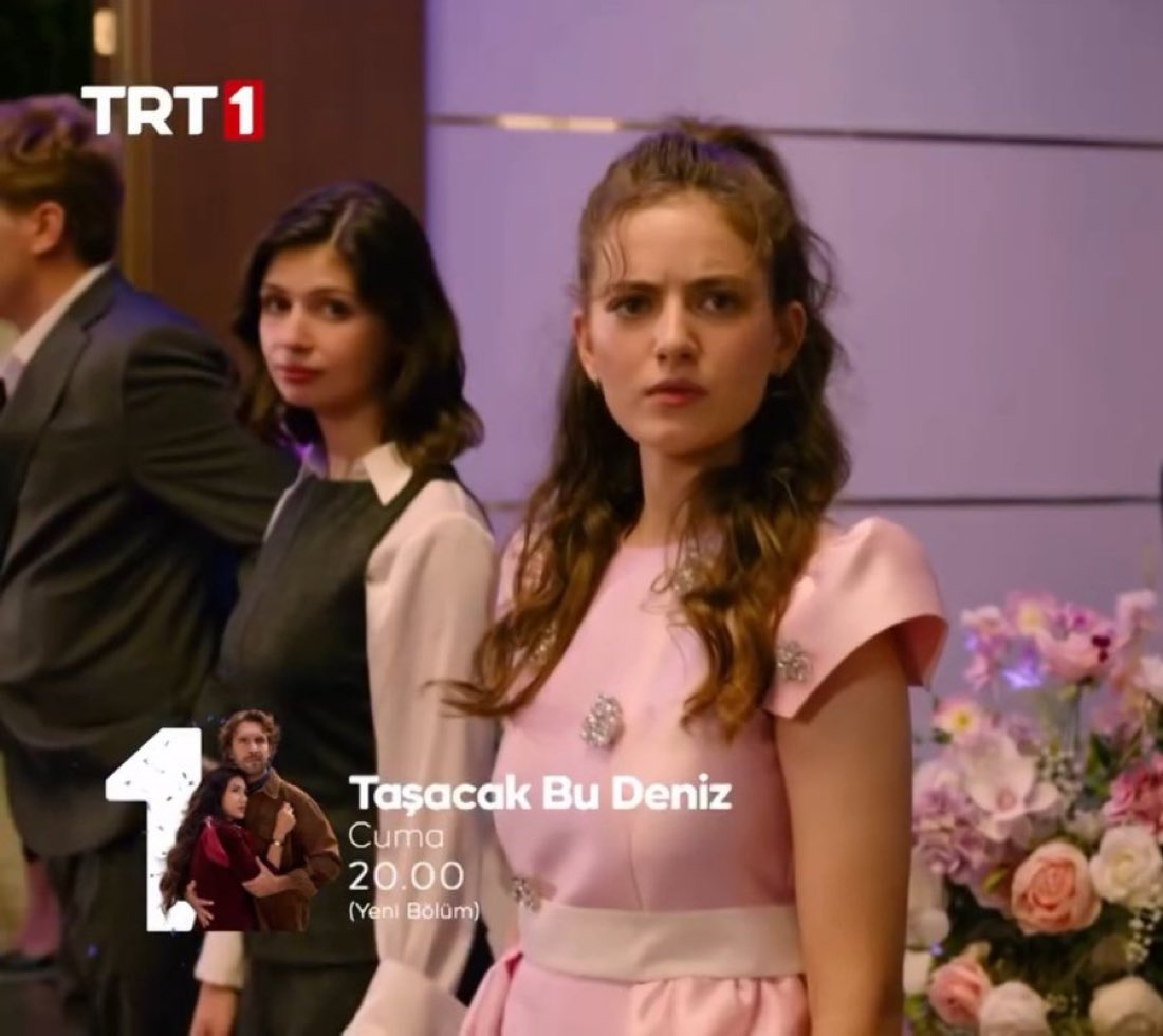 TelevizyonGaze's tweet photo. Ben böyle birseyi en son 1. Sınıf okuma bayramında giymiştim 😅 https://t.co/vlKm7OhLyY