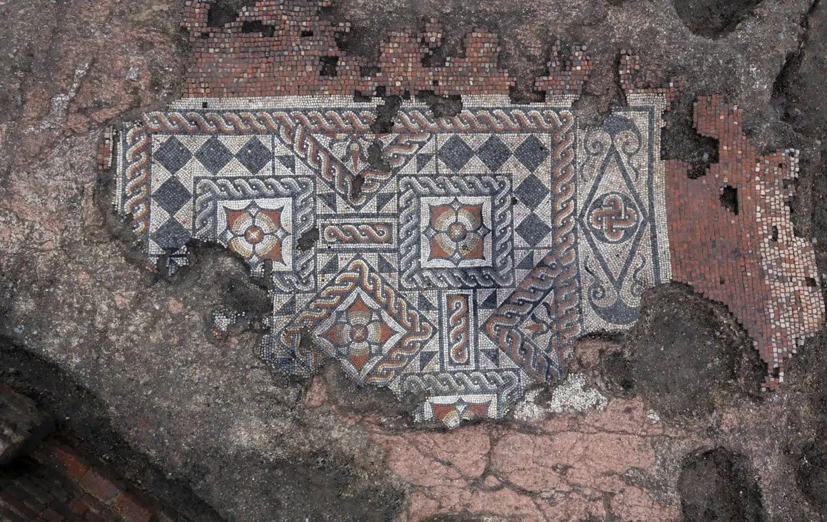 DrJEBall's tweet photo. A #Roman mosaic emerging from the ground in London - laid about 1800 years ago (likely in the dining room of what is believed to be a posh mansio, a roadside inn for travellers), it was discovered &amp; excavated in 2022 - looking amazing!

#MosaicMonday (📷 MOLA &amp; Andy Chopping) https://t.co/4bXCV2GfUU