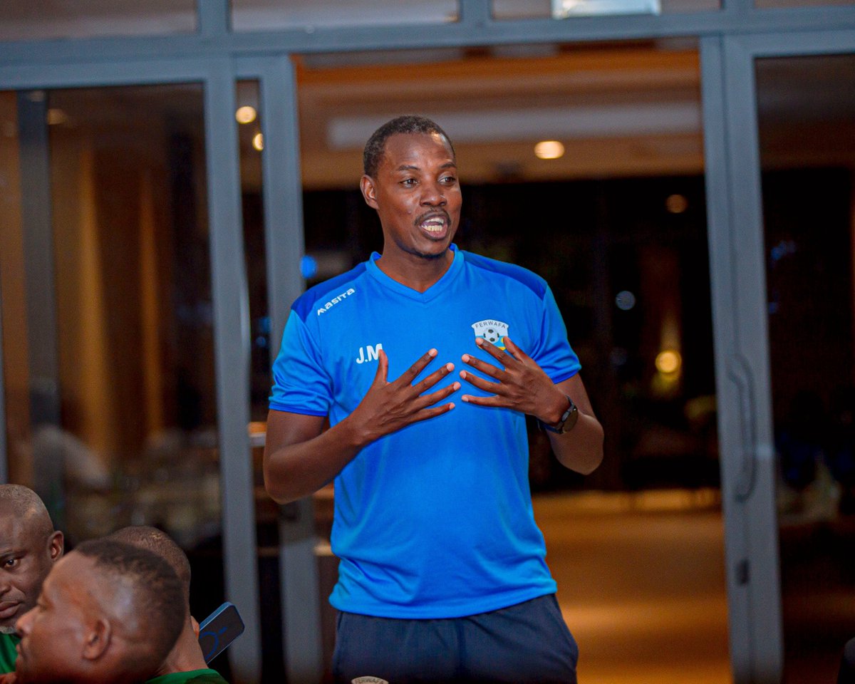 Tv5Rwanda's tweet photo. AMAKURU MASHYA | AMAVUBI U-17

Umunyamabanga Uhoraho muri Minisiteri ya Siporo, Dr. Ngabo Brave Olivier, ari kumwe n'abayobozi ba FERWAFA, yahuye n'ikipe y'igihugu y'abatarengeje imyaka 17, Amavubi U-17, ayishimira kubona itike yo kwitabira imikino ya nyuma y'igikombe cya Afurika cya 2027 (AFCON U-17), izabera muri Maroc.

Yashimiye abakinnyi n'abatoza ku muhate, ikinyabupfura n'ubwitange byabagejeje kuri iyi ntsinzi, abasaba gukomeza kwiteza imbere no kuzahagararira u Rwanda ishema muri Maroc.

Kugera kuri iyi ntego ni intambwe ikomeye mu mupira w'amaguru w'u Rwanda, igaragaza ubushobozi n'icyizere cy'igisekuru gishya cy'abakinnyi.

#tv5news  #tv5 #tv5trendz #tv5rwanda #AmavubiU17 #Morocco2027