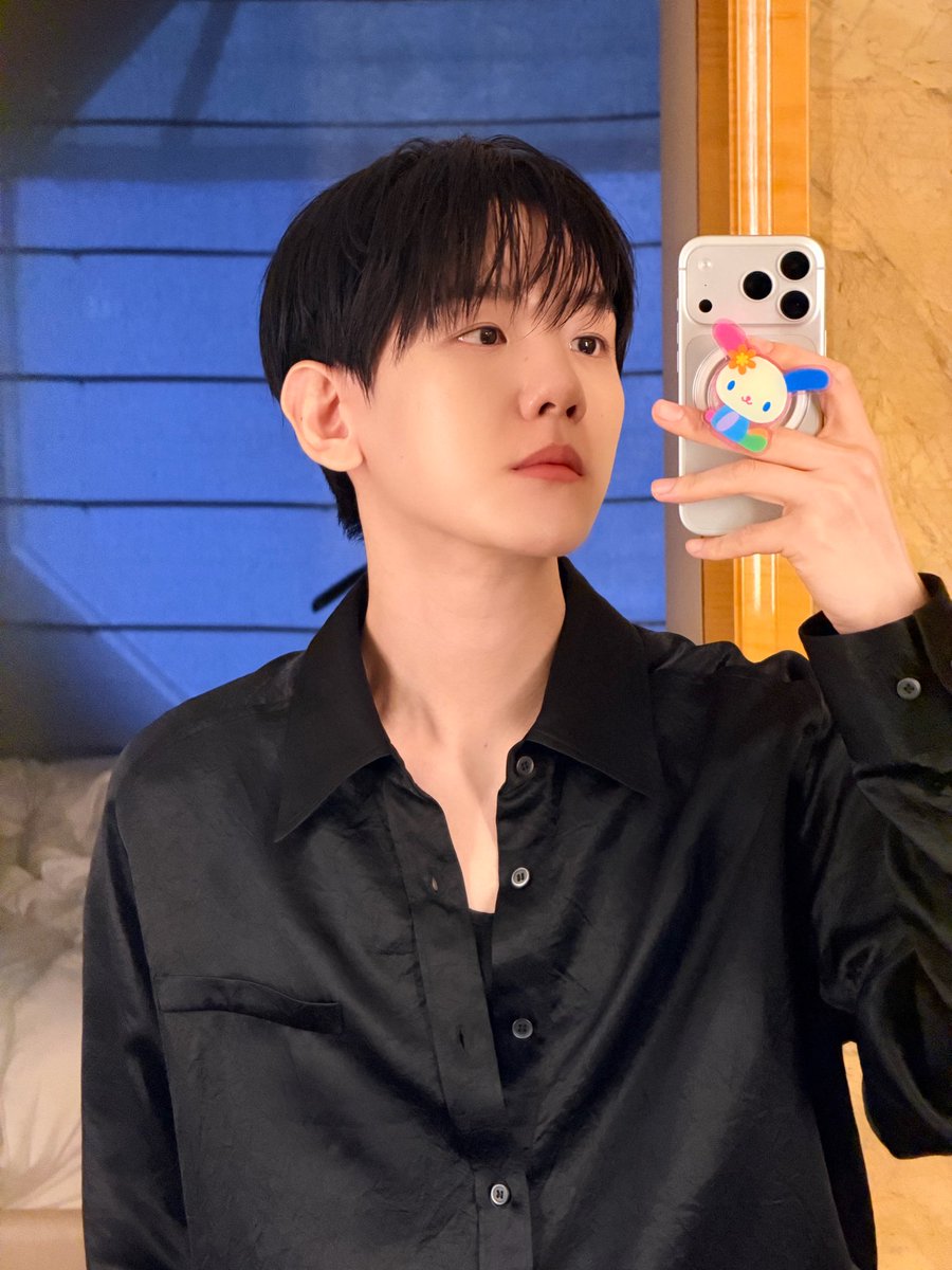chapter519's tweet photo. baekhyun is mothering so hard https://t.co/L3t2RWXiWq