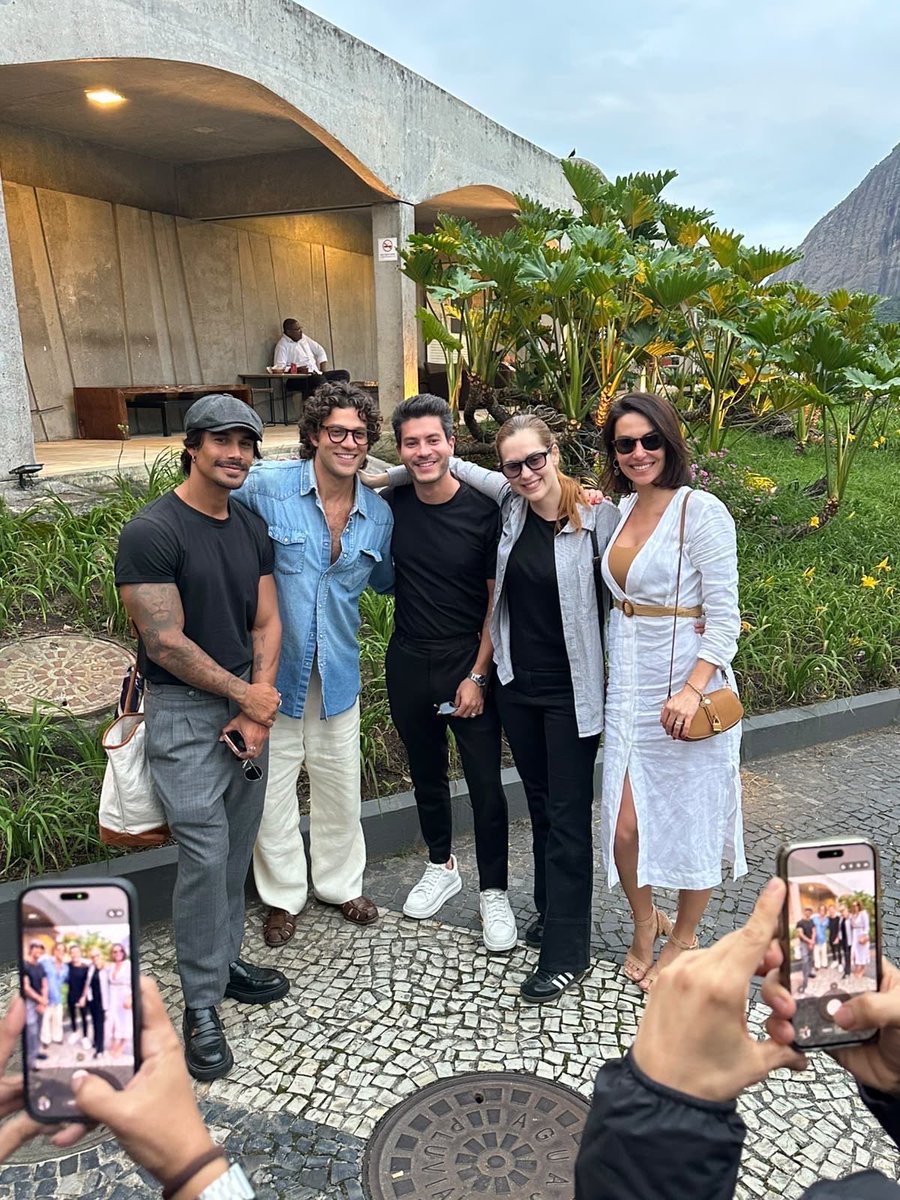 devotionxs's tweet photo. vocês têm noção de que a lua não tá na foto com eles porque essa foto foi tirada no velório DELA????? meu deus, tá me custando tanto acreditar nisso, eu tô em completa negação 😭😭😭 https://t.co/Ok3iTYyrok