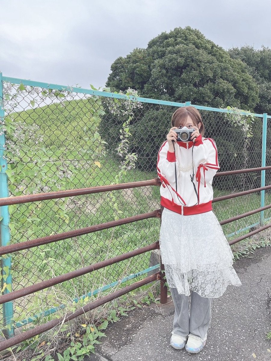 taka8rie_music's tweet photo. #高橋李依 #ハジマリノヒ MV10万回再生🎉

たくさんのコメントもありがとうございます！引き続き何度でもお楽しみいただけたら嬉しいです🔥
https://t.co/rS2yVBKIOK

撮影時のオフショットをお届け📸 https://t.co/J2HrQJgFST