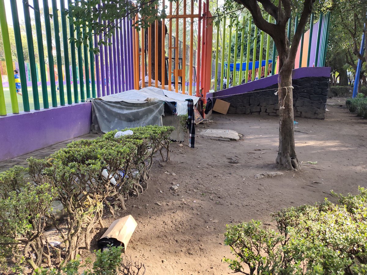 omar_bacio's tweet photo. Buenas tardes, urge quitar el campamento, esa entrada a la cancha de fútbol, fue tomada por personas indígentes, pero obstaculiza la entrada y salida del mismo por cualquier emergencia, @AlamosCDMX
@AccionesBJ @cdmx_pc en Parque Álamos (Jardín Santiago Xicoténcatl) https://t.co/tXhAV6o4I7