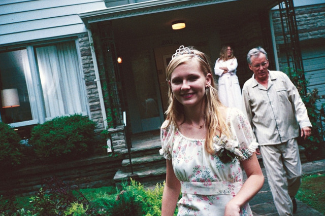 TheCinesthetic's tweet photo. The Virgin Suicides (1999) dir. Sofia Coppola https://t.co/GkC74SdUWj