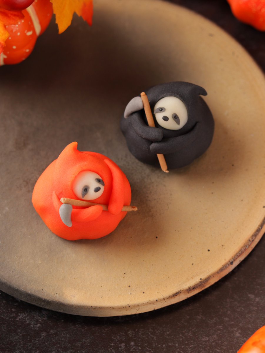 beniyamiyake's tweet photo. ｢あしたから本気だす死神🦥｣
死神モチーフのナマケモノです。
ハロウィンのダークさとナマケモノの無害さを掛け合わせました🎃
ぜひ​連れて帰っておうちでまったり過ごさせてあげてください🍵 https://t.co/kjK7rNJFbs