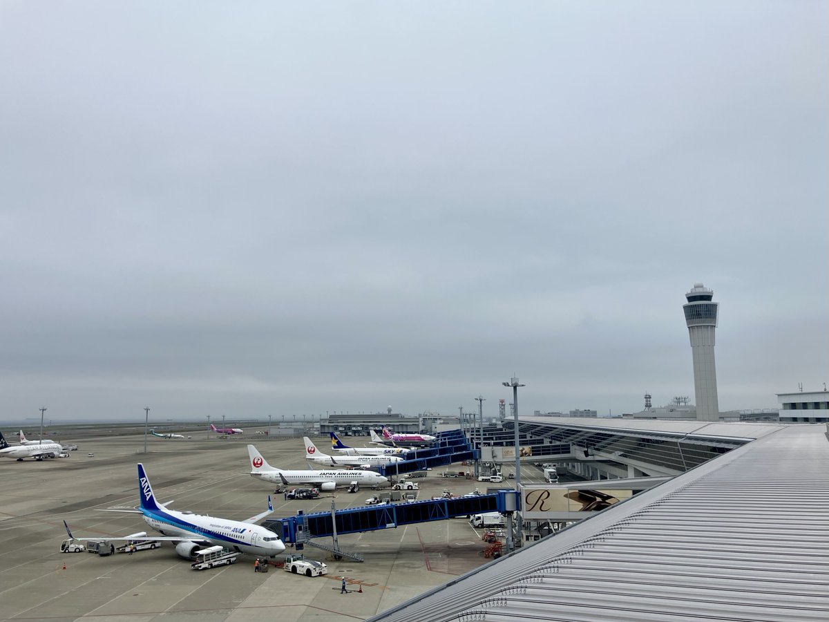 Centrairairport's tweet photo. おはようございます。セントレアスカイデッキなう。今日のセントレアの天気は曇り一時雨。最高気温は26℃の予報です。空はどんよりですね。今日も一日よろしくお願いします。#イマソラ https://t.co/DfWeAvsW8x