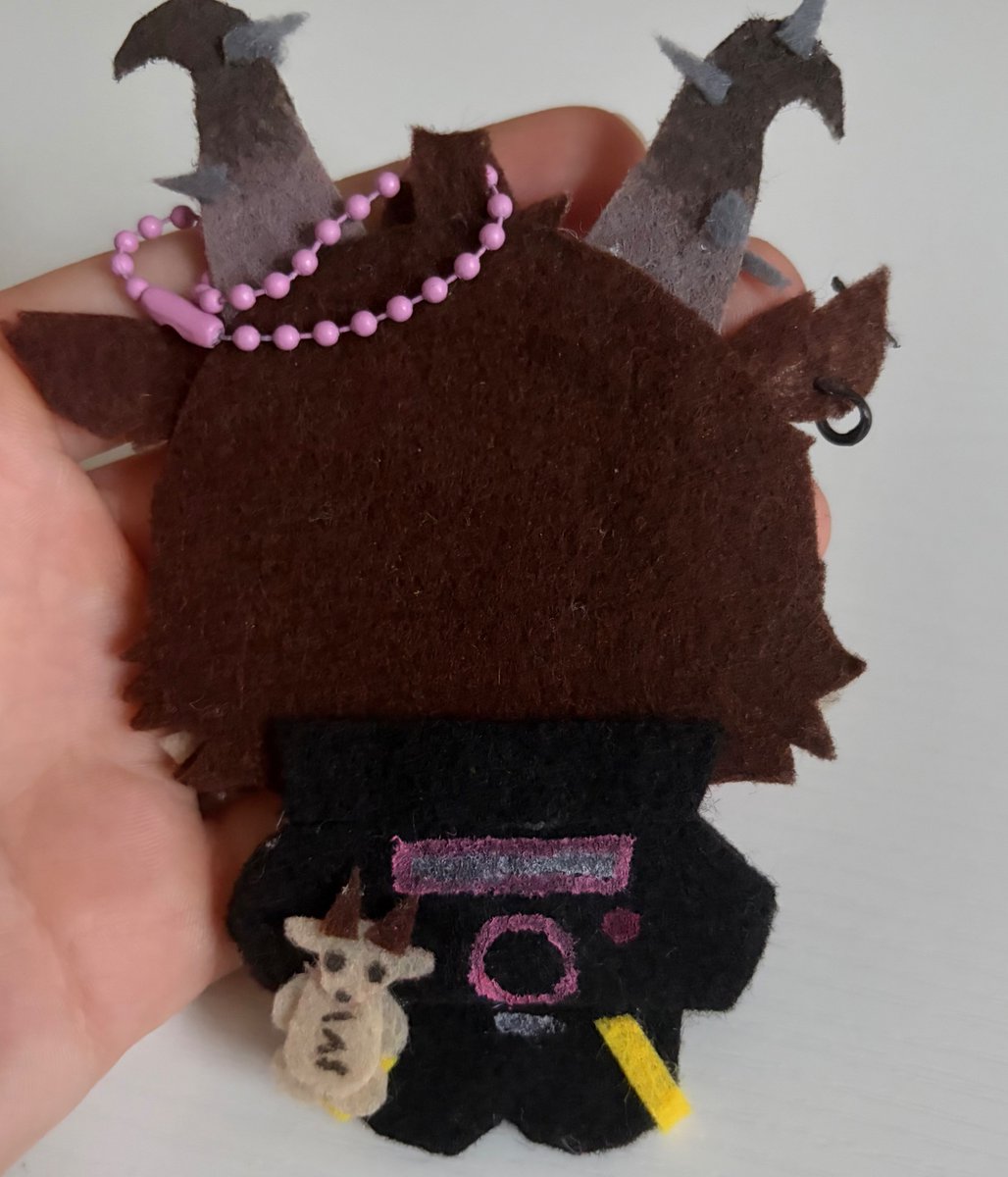 crushingfists's tweet photo. I'm in love w this Billy felt keychain oh my god... it even has his little plush on the back 😭😭❤️ https://t.co/lSCf95yxKH