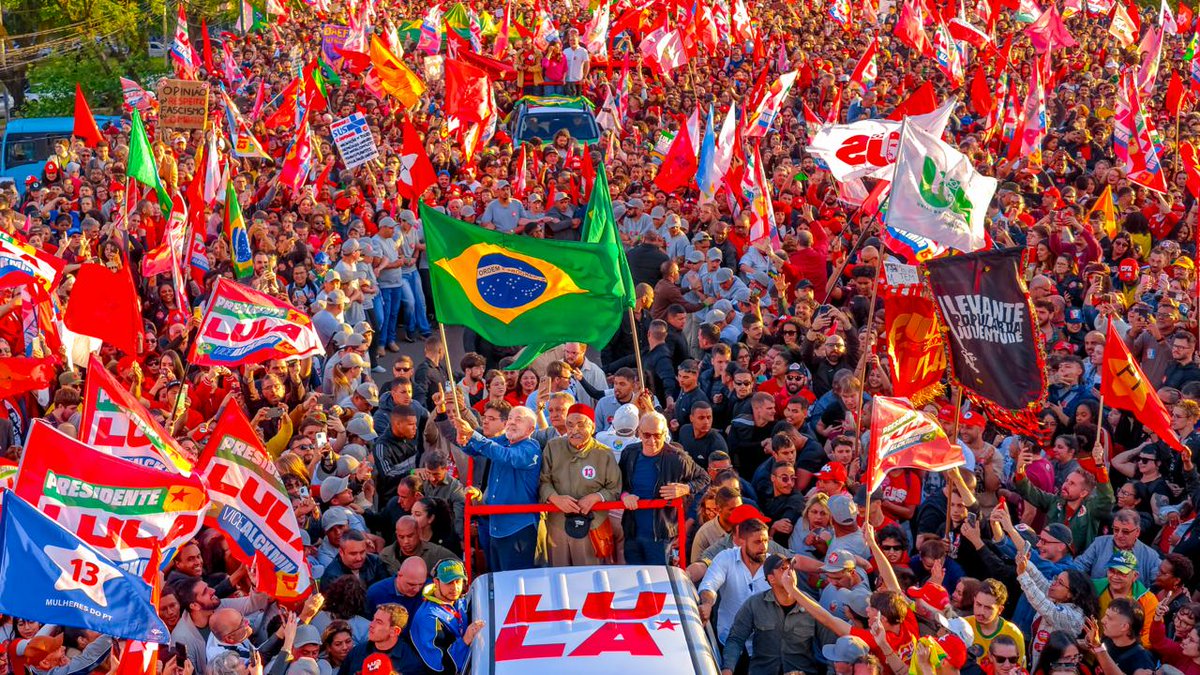 LulaOficial's tweet photo. Porto Alegre, 19 de outubro de 2026. 

Vamos juntos e engajados até o dia 25. 

Nas ruas, nas redes, em todos os cantos.

É 13! ⭐️🇧🇷❤️

📸@ricardostuckert https://t.co/QMoXcNg3lU