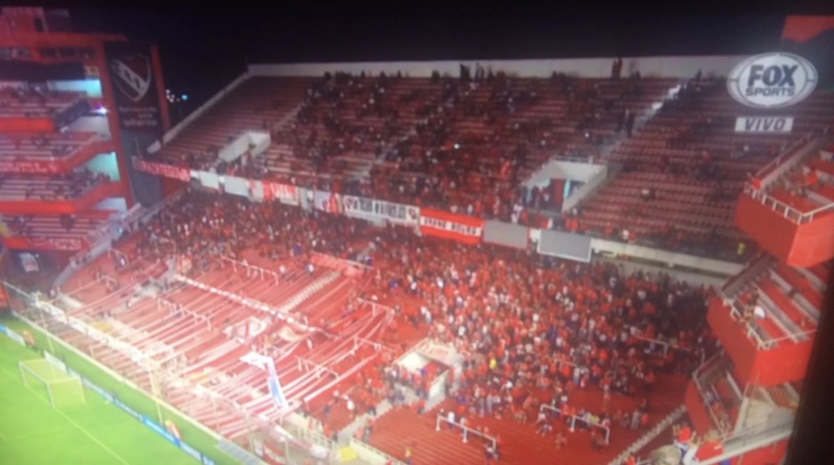 HugoRacing1970's tweet photo. @marianocarcasia Garcasia ustedes son los menos indicados para hablar de llenar la cancha. Mira lo explotada que estaban la tribuna. https://t.co/4OsQPk17z2
