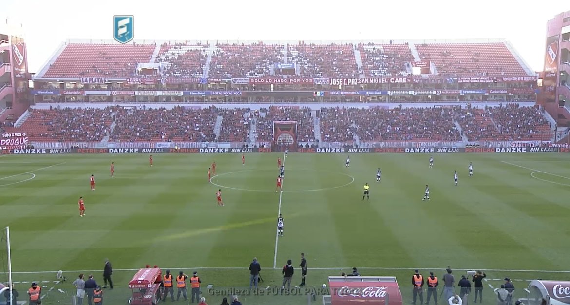 HugoRacing1970's tweet photo. @marianocarcasia Garcasia ustedes son los menos indicados para hablar de llenar la cancha. Mira lo explotada que estaban la tribuna. https://t.co/4OsQPk17z2