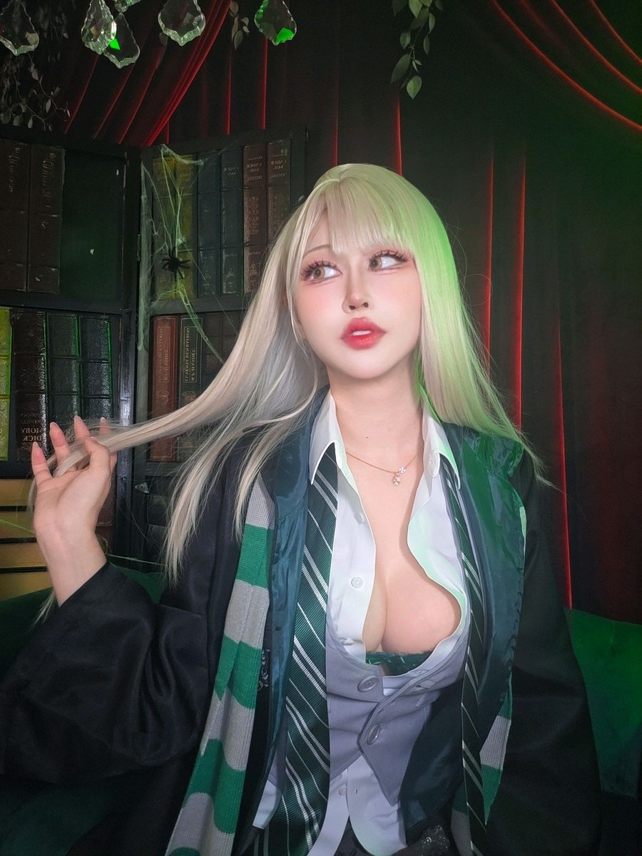 jennybellycos's tweet photo. My father will *definitely* hear about this.
Contacts are #mocoqueen
Use code JENNYBELLY for a discount!
#malfoid #slytherincosplay #dracomalfooy #genderbentcosplay #harrypottercosplay https://t.co/A7XX95Tyyt