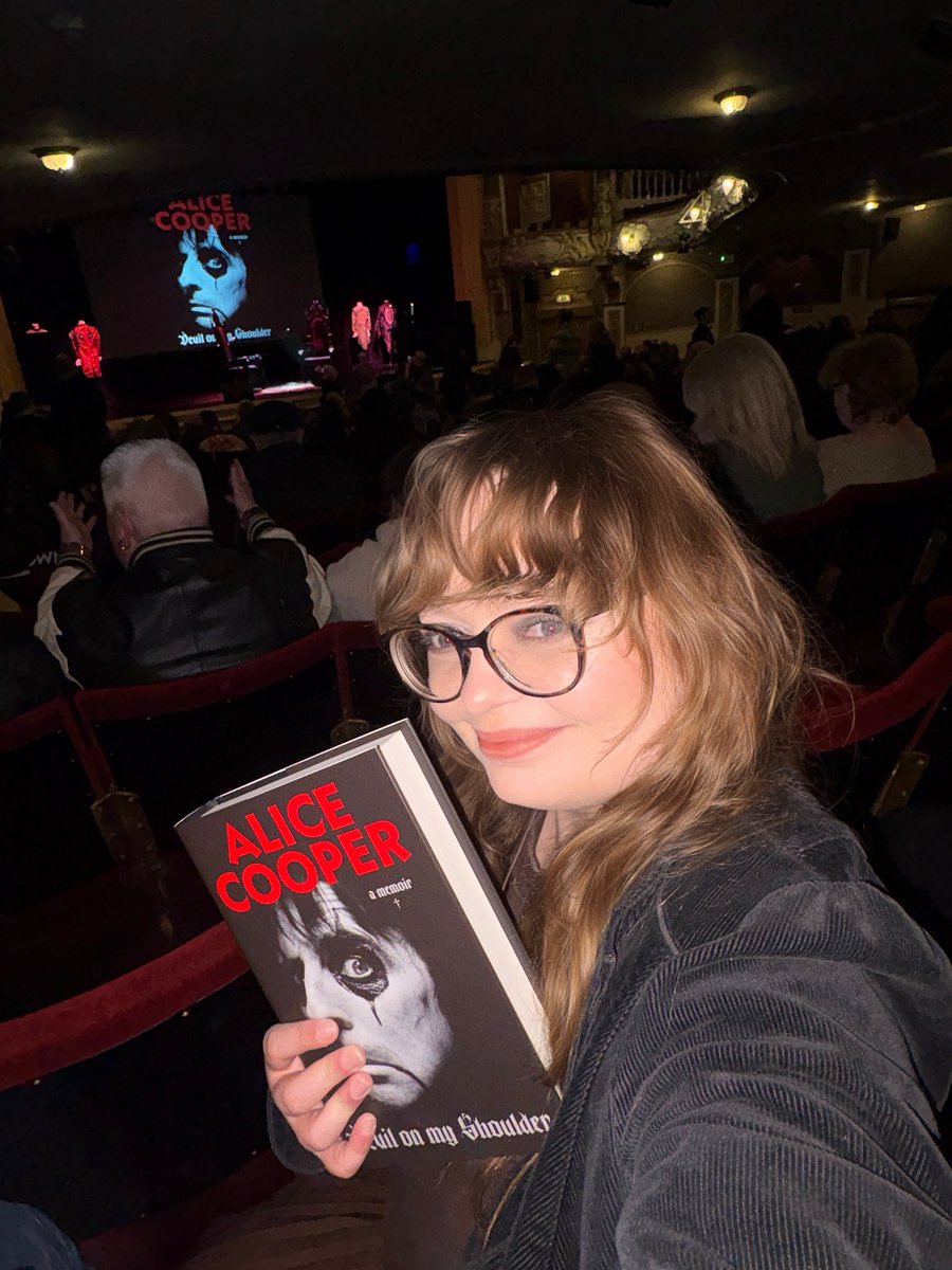 RobzRocking's tweet photo. Had the absolute pleasure of hearing the legend that is @alicecooper talking about his new book tonight in Glasgow. What an icon!!! https://t.co/By8qGP5M1t