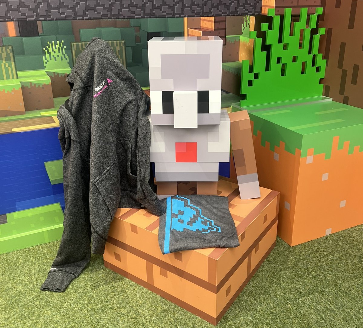 PlayCraftLearn's tweet photo. Great ideas deserve great loot. ⛏️🎁

Here’s a sneak peek at some of the Minecraft swag up for grabs through the Velocity Prize.

Ready to play, create, and maybe win some new gear along the way?

https://t.co/hv4RSalopG https://t.co/s2rjnlM8jH