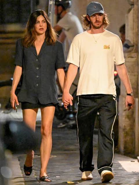 Hollywoodladyy's tweet photo. Andrew Garfield and Monica Barbaro walking together holding hands while in Rome. https://t.co/Wua0tZIQ8W