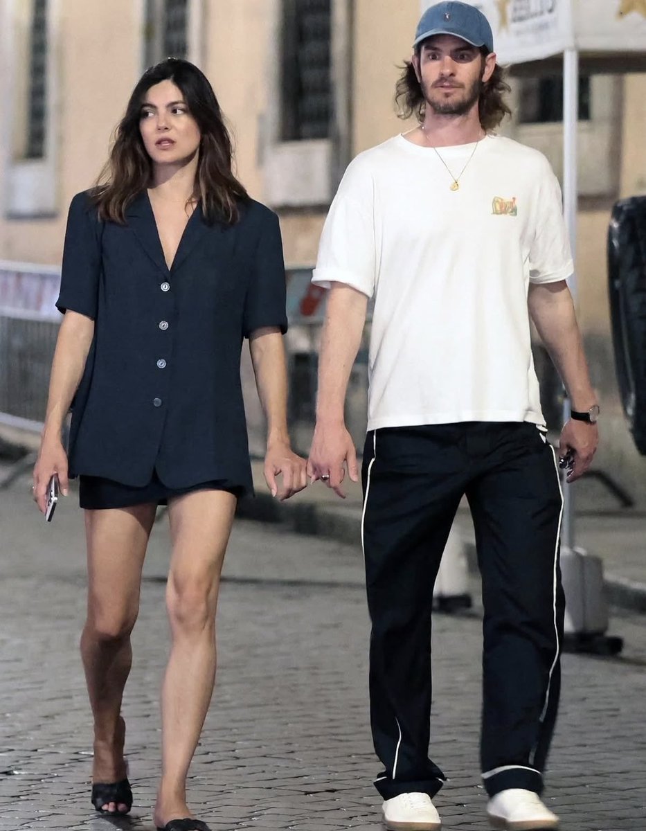 Hollywoodladyy's tweet photo. Andrew Garfield and Monica Barbaro walking together holding hands while in Rome. https://t.co/Wua0tZIQ8W