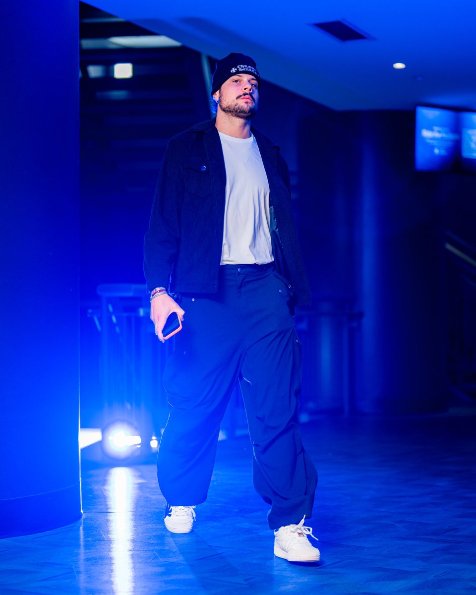 _PuckPosition_'s tweet photo. He knows he’s fine as fuck https://t.co/sRNLz9b18H