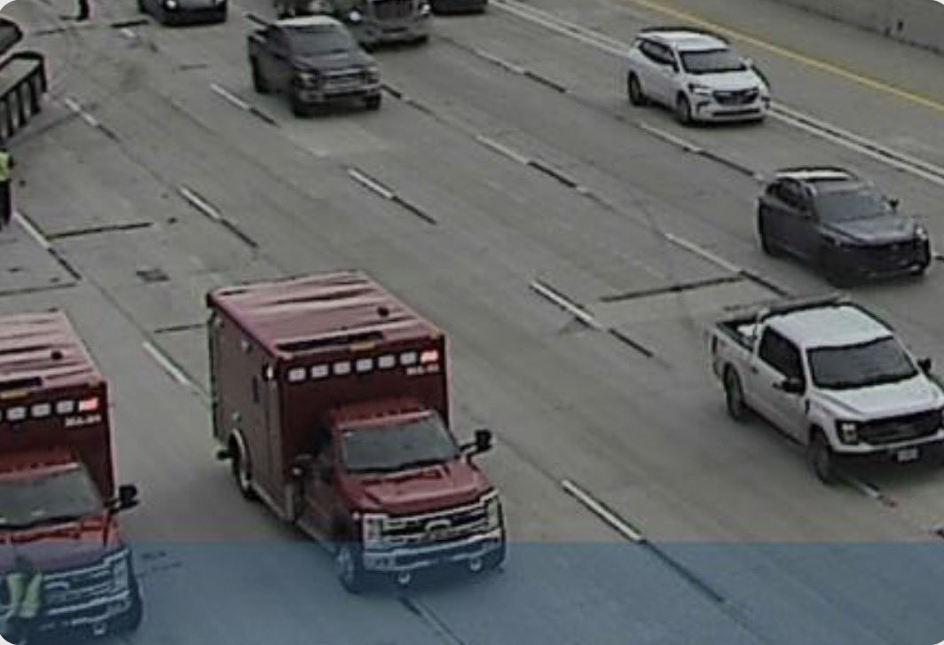SLCScanner's tweet photo. #Sandy 10000 S I-15 NB. Multi vehicle crash involving a semi. Unknown extent of injuries but is causing delays in the area. https://t.co/PY6baZxy6n