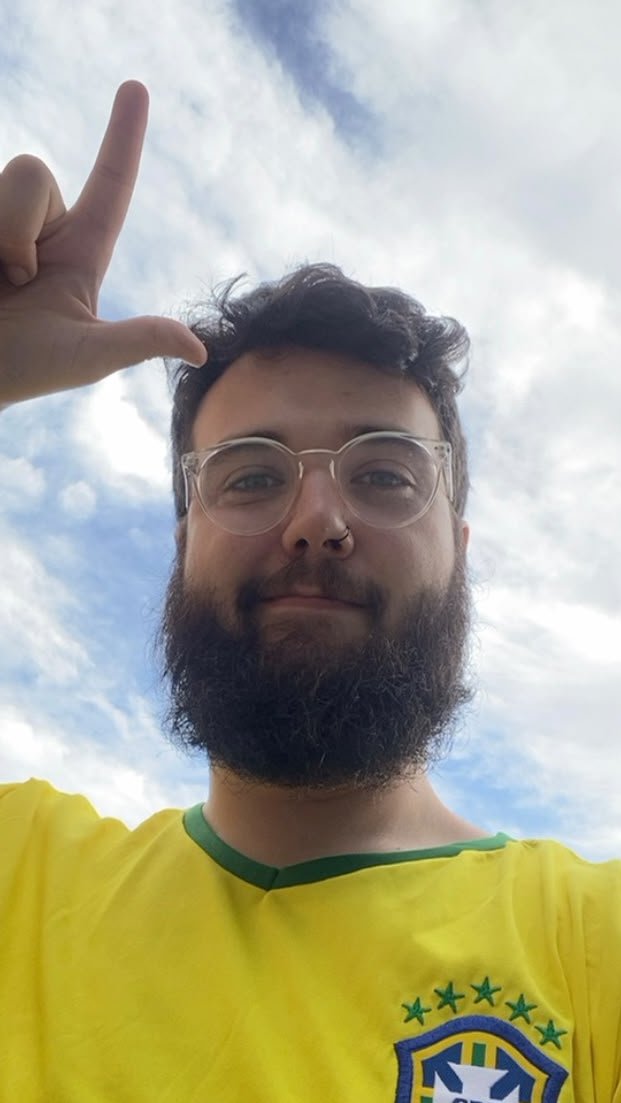 LJoga's tweet photo. vou tomar o L pra mim tb 

meu nome fictício nas internets é LJoga

agora só tiro foto fazendo o L https://t.co/JP6LNyQoKv