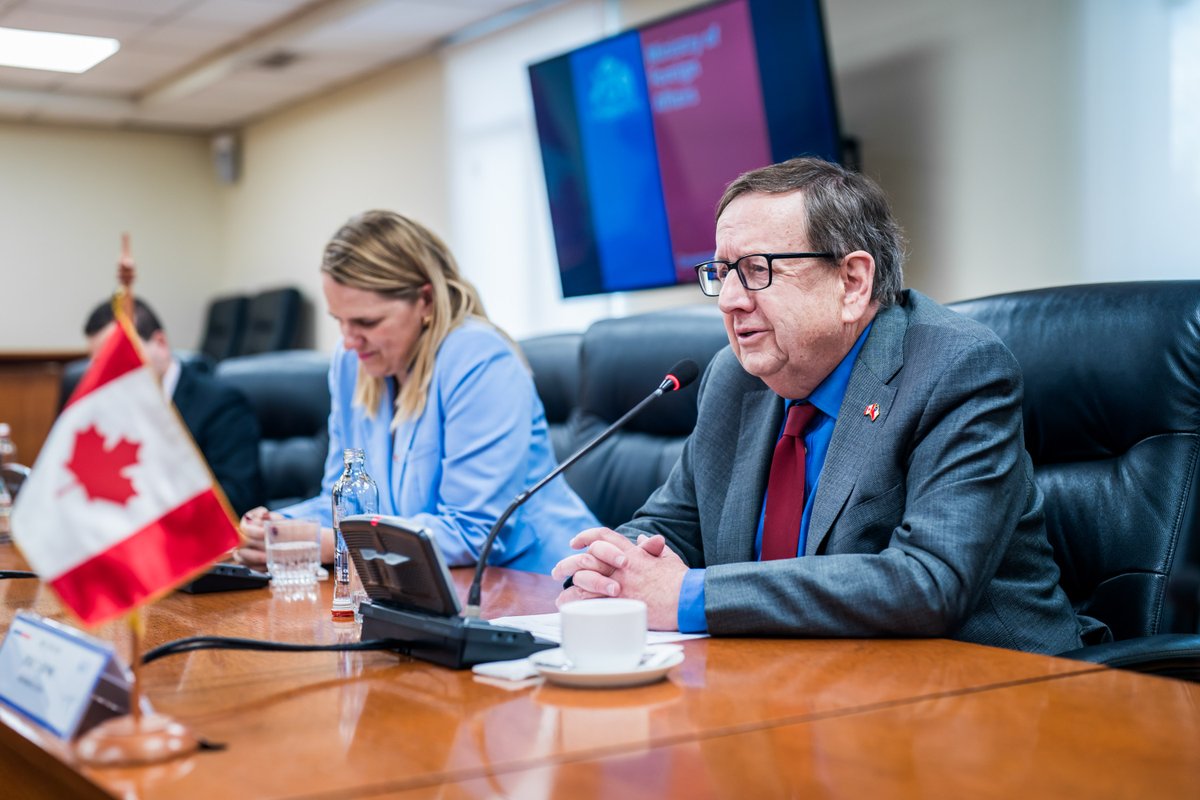 Minrel_Chile's tweet photo. El canciller (s) Patricio Torres se reunió con una delegación parlamentaria de Canadá en el marco de ParlAmericas. Destacaron los vínculos bilaterales, sustentados en valores democráticos, y abordaron la agenda de comercio, inversión y cooperación. https://t.co/pbgFnssWZz