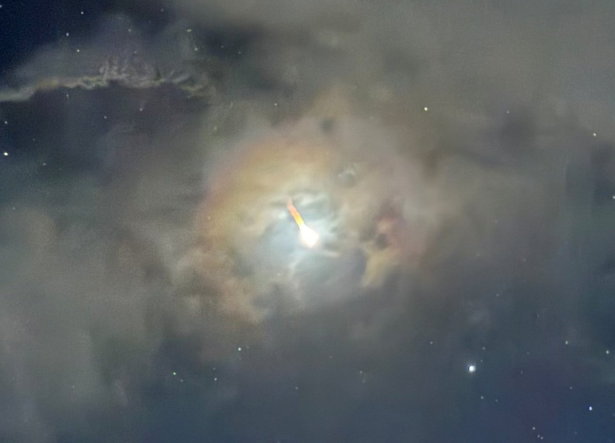 takaichi_sanae's tweet photo. 本日、種子島宇宙センターから、「H3ロケット」10号機が打ち上げられ、搭載された「火星衛星探査機（MMX）」は所定の軌道に投入されました。

今回の「H3ロケット」の打上げは、6月、8月の打上げに続く、3回連続の成功となり、大変嬉しいニュースです。
関係者の皆様のこれまでの御尽力に、心より感謝を申し上げます。

「火星衛星探査機（MMX）」は、世界初となる火星圏から物質を持ち帰る「サンプルリターン」を目指しており、日本が��導する挑戦的な国際宇宙探査ミッションです。

火星の衛星の物質を持ち帰ることで、火星の衛星の起源や太陽系の進化プロセスの解明とともに、将来の「有人火星探査」を見据えた、世界初の火星への往復技術の獲得につながることが期待されています。

「火星衛星探査機（MMX）」は、今後、約1年かけて地球から火星に向けて飛行し、その後、約3年程度、観測などのミッションに取り組んだ後、また約1年かけて地球に戻ってくる予定です。

この歴史的な挑戦が成功し、火星圏からの「サンプルリターン」が成功することを願っています。

高市内閣では、「宇宙分野」を『日本成長戦略』の「17の戦略分野」に位置付けており、宇宙戦略基金による技術開発や民間事業者への支援を強化し、ロケットの更なる高度化、打上げの高頻度化、信頼性向上に取り組んでまいります。