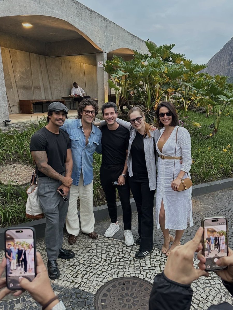 conectionfavs's tweet photo. meus primeiros ídolos.
minha primeira obsessão. 

eu nunca pensei que veria os cinco juntos novamente. ainda mais por esse motivo, nunca pensei que seria dessa forma, NUNCA. 

eu simplesmente não consigo acreditar. 
faltou você, Roberta Messi. 😔🤍 https://t.co/VshmS1RGit