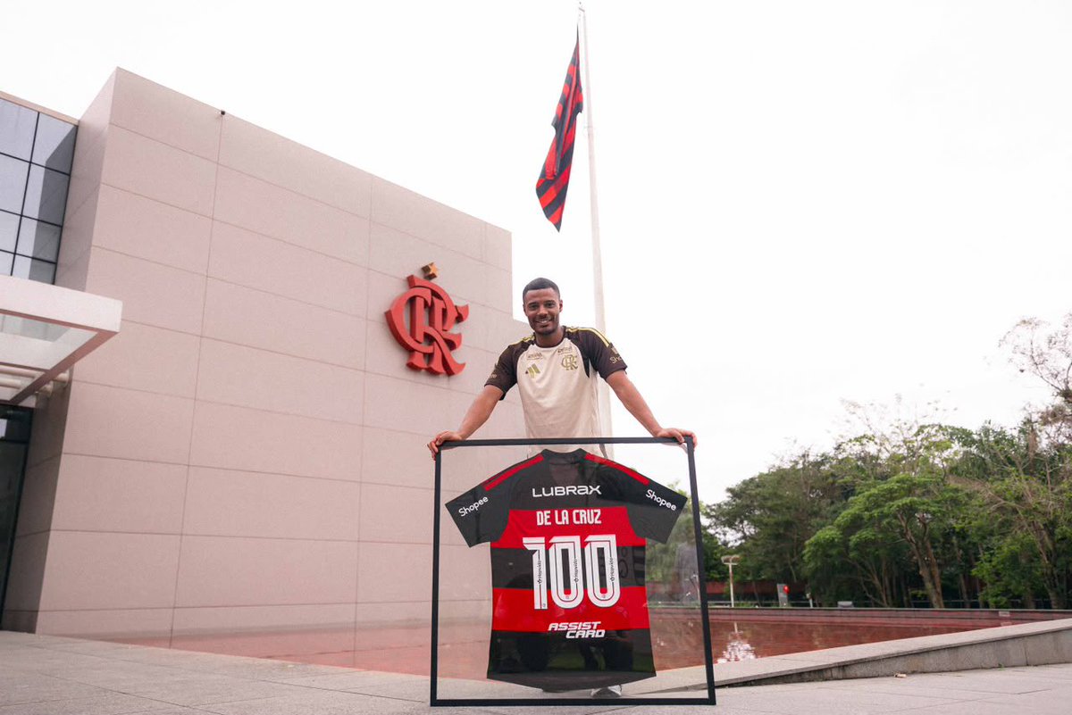 Flamengo's tweet photo. Nico De La Cruz recebeu das mãos do diretor José Boto um Manto Sagrado especial em homenagem à marca de 100 partidas pelo Mengão! 🔴⚫ https://t.co/DjRw8DuAgX