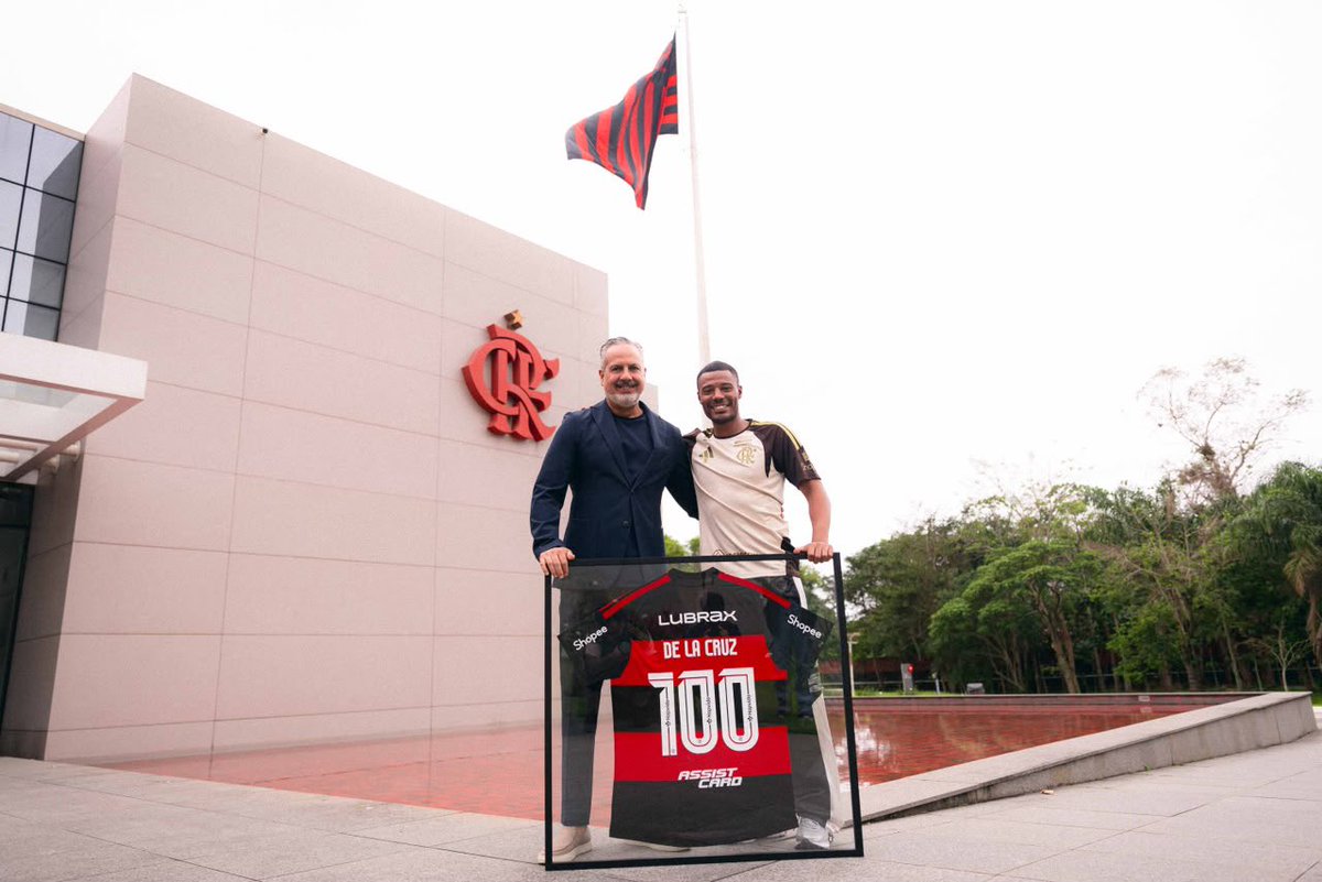 Flamengo's tweet photo. Nico De La Cruz recebeu das mãos do diretor José Boto um Manto Sagrado especial em homenagem à marca de 100 partidas pelo Mengão! 🔴⚫ https://t.co/DjRw8DuAgX