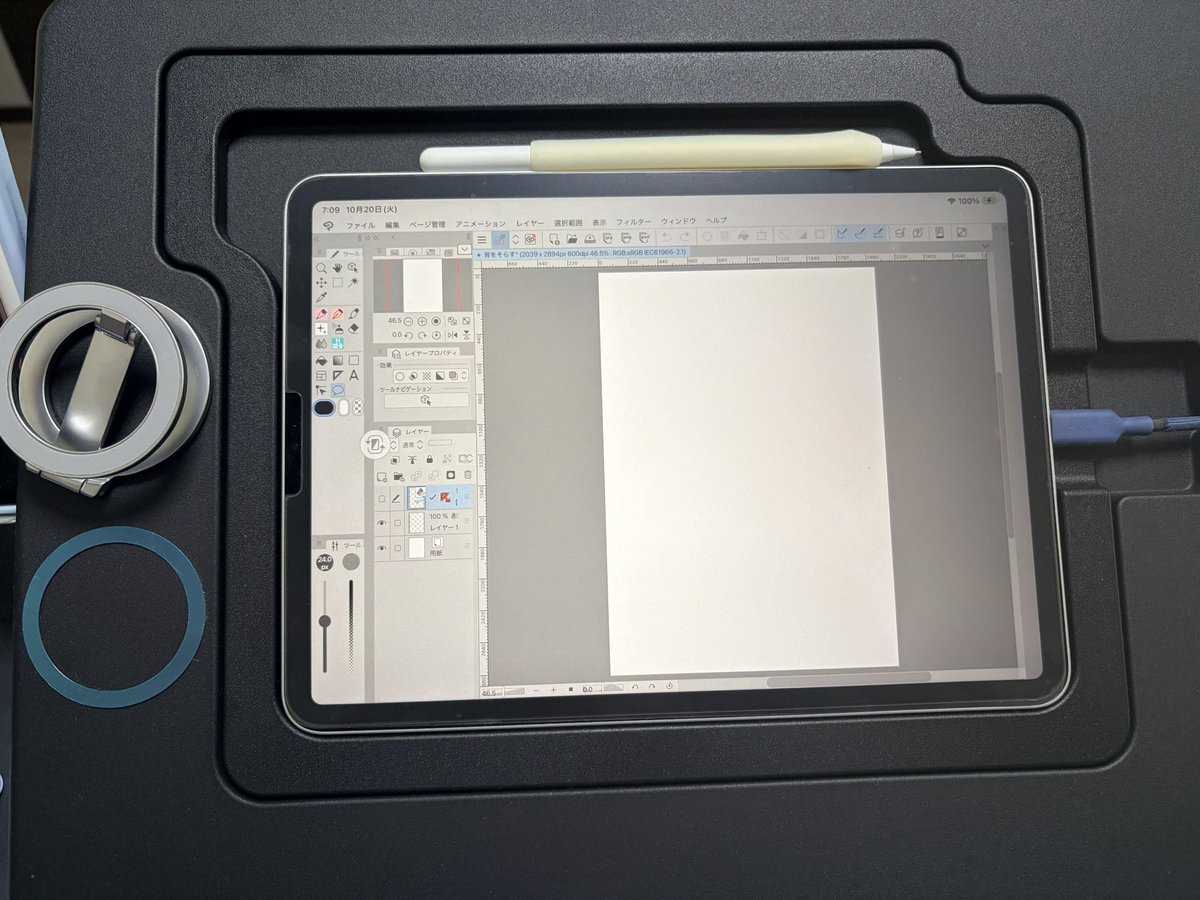 3ringogo's tweet photo. エレコムさんの新作タブレットスタンドでスマホの位置がイマイチ…って嘆いているニキへ裏技です。

①スタンドのスマホを置きたい場所に付属のリングシールを貼ります（1枚目参照）
②MagSafe対応のスマホスタンドを①にペタリ（2枚目参照）
③スマホをペタリ。好きな角度に動かせます（3枚目参照） https://t.co/3dWk5xNlBf